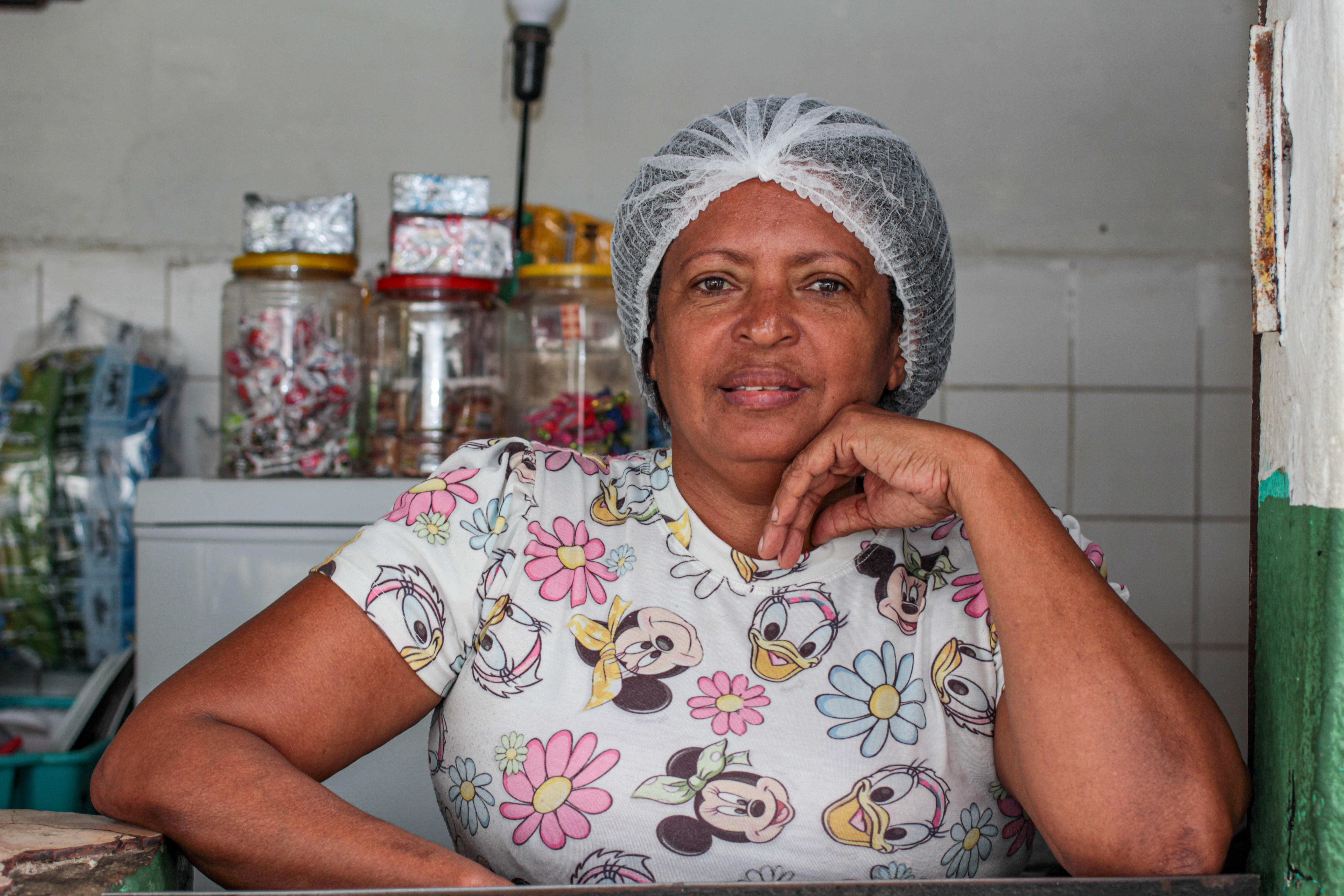 mulher com touca apoiada em um balcão